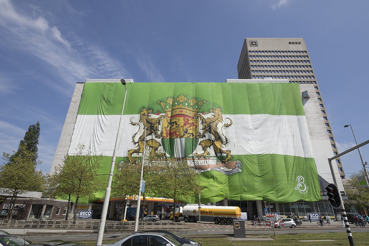 Geweldig spandoek van #defeijenoorder #sterkerdoorstrijd #Hofplein #rotterdam #YNWA morgen #feyenoord #kampioen ???? :$