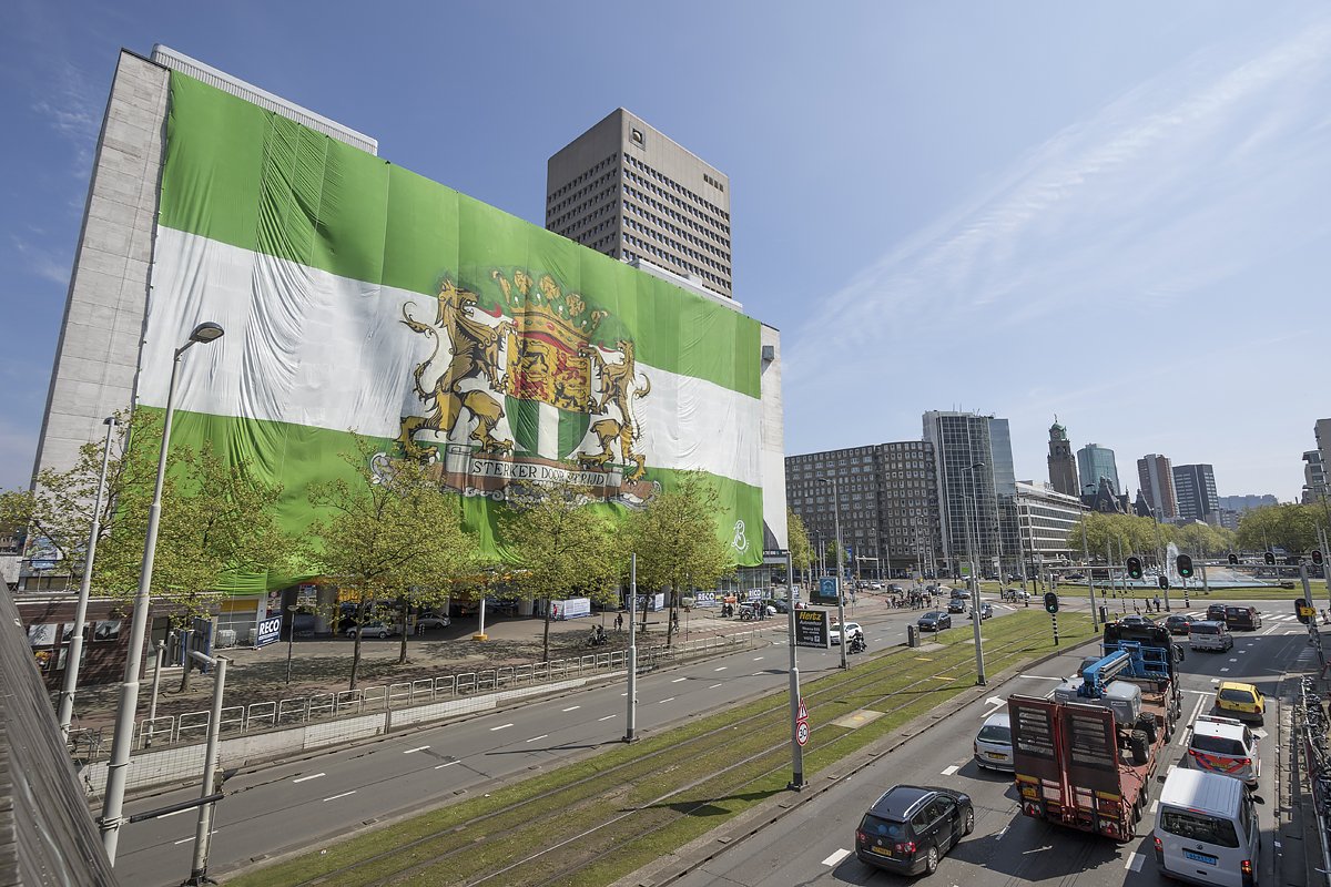 Geweldig spandoek van #defeijenoorder #sterkerdoorstrijd #Hofplein #rotterdam #YNWA morgen #feyenoord #kampioen ???? :$