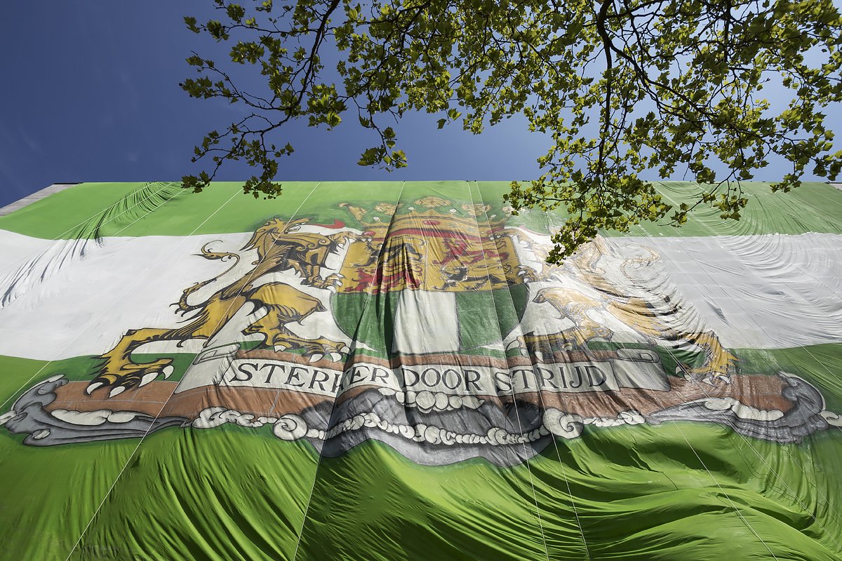 Geweldig spandoek van #defeijenoorder #sterkerdoorstrijd #Hofplein #rotterdam #YNWA morgen #feyenoord #kampioen ???? :$