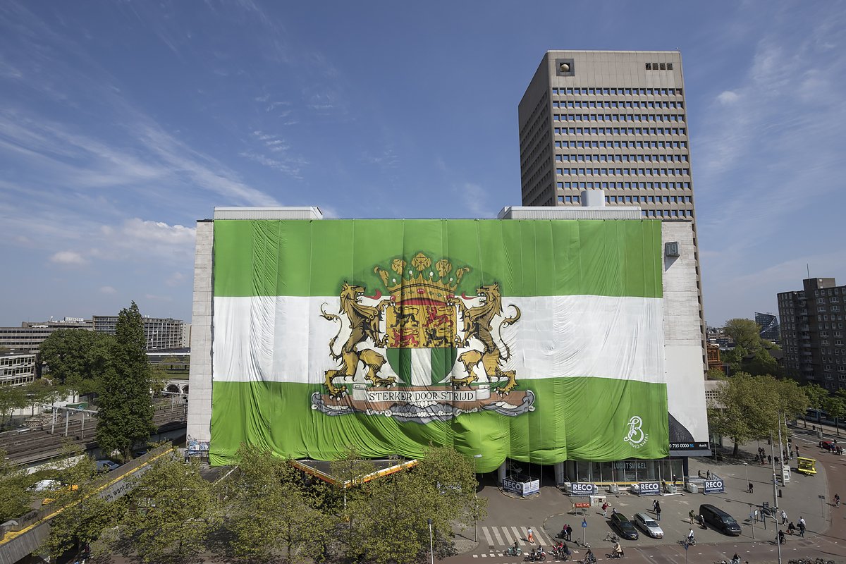 Geweldig spandoek van #defeijenoorder #sterkerdoorstrijd #Hofplein #rotterdam #YNWA morgen #feyenoord #kampioen ???? :$