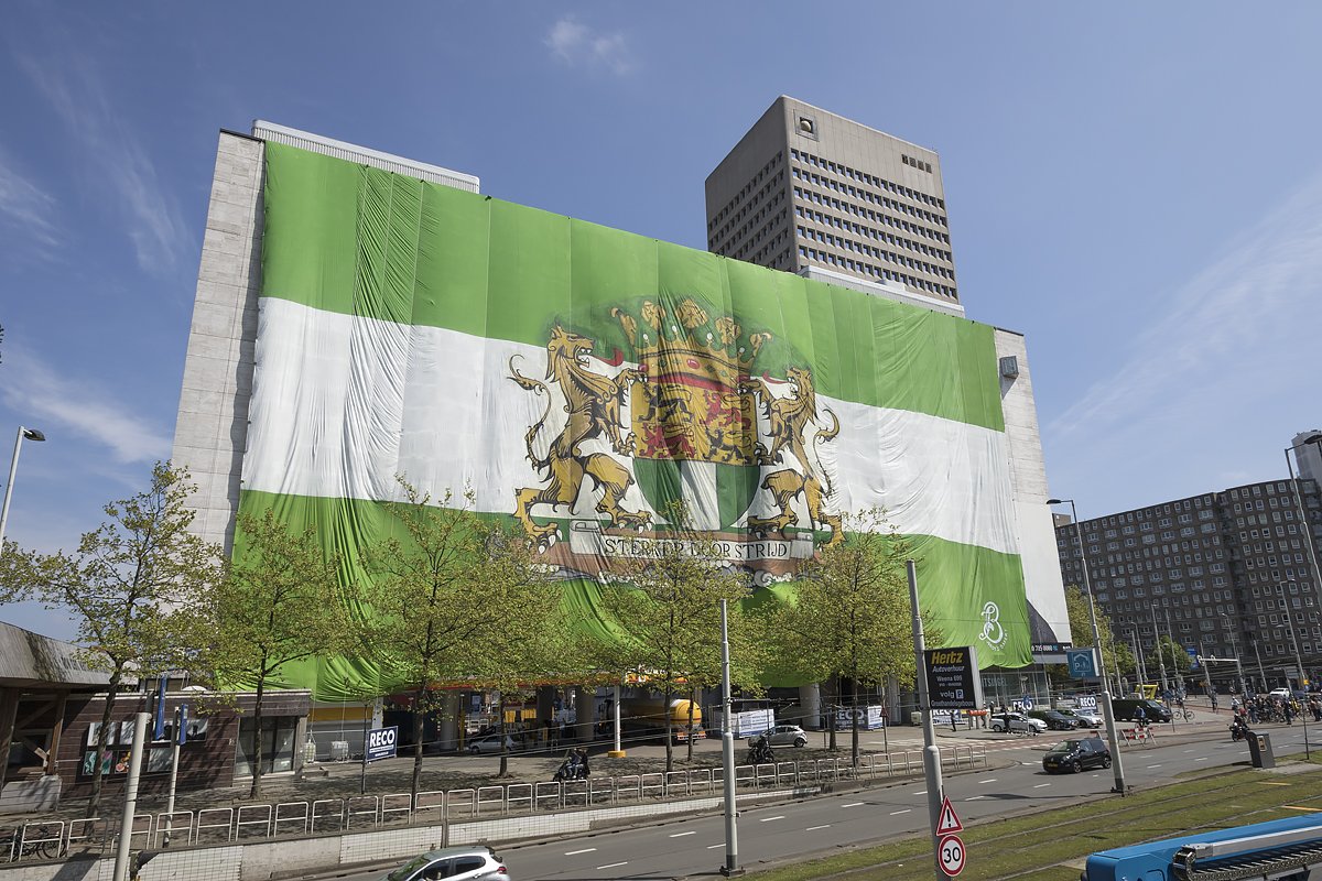 Geweldig spandoek van #defeijenoorder #sterkerdoorstrijd #Hofplein #rotterdam #YNWA morgen #feyenoord #kampioen ???? :$
