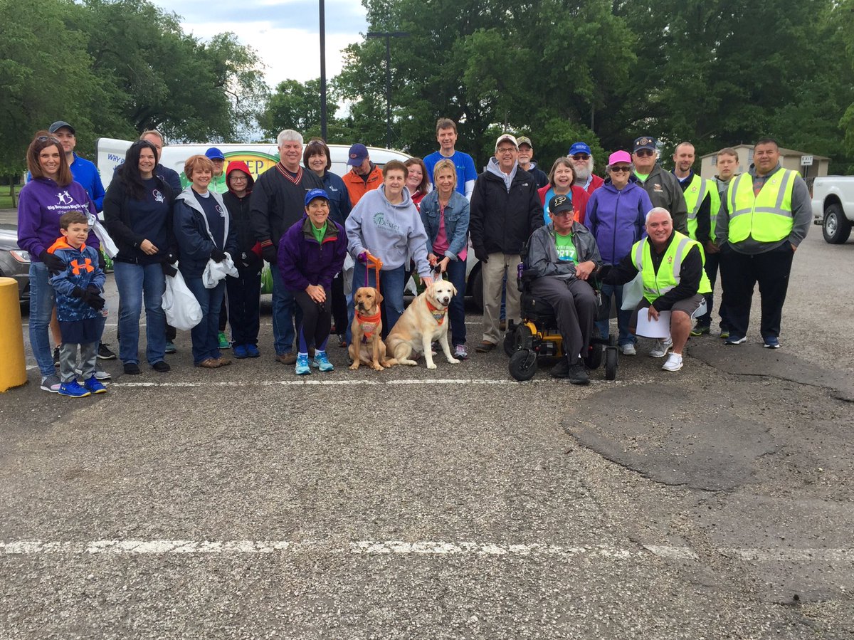 MayorWinnecke's tweet photo. Thanks to all of the volunteers who helped with our litter clean-up today in the Howell Park area! #StrongCity #HoosierMayor https://t.co/vp18dzwWpO