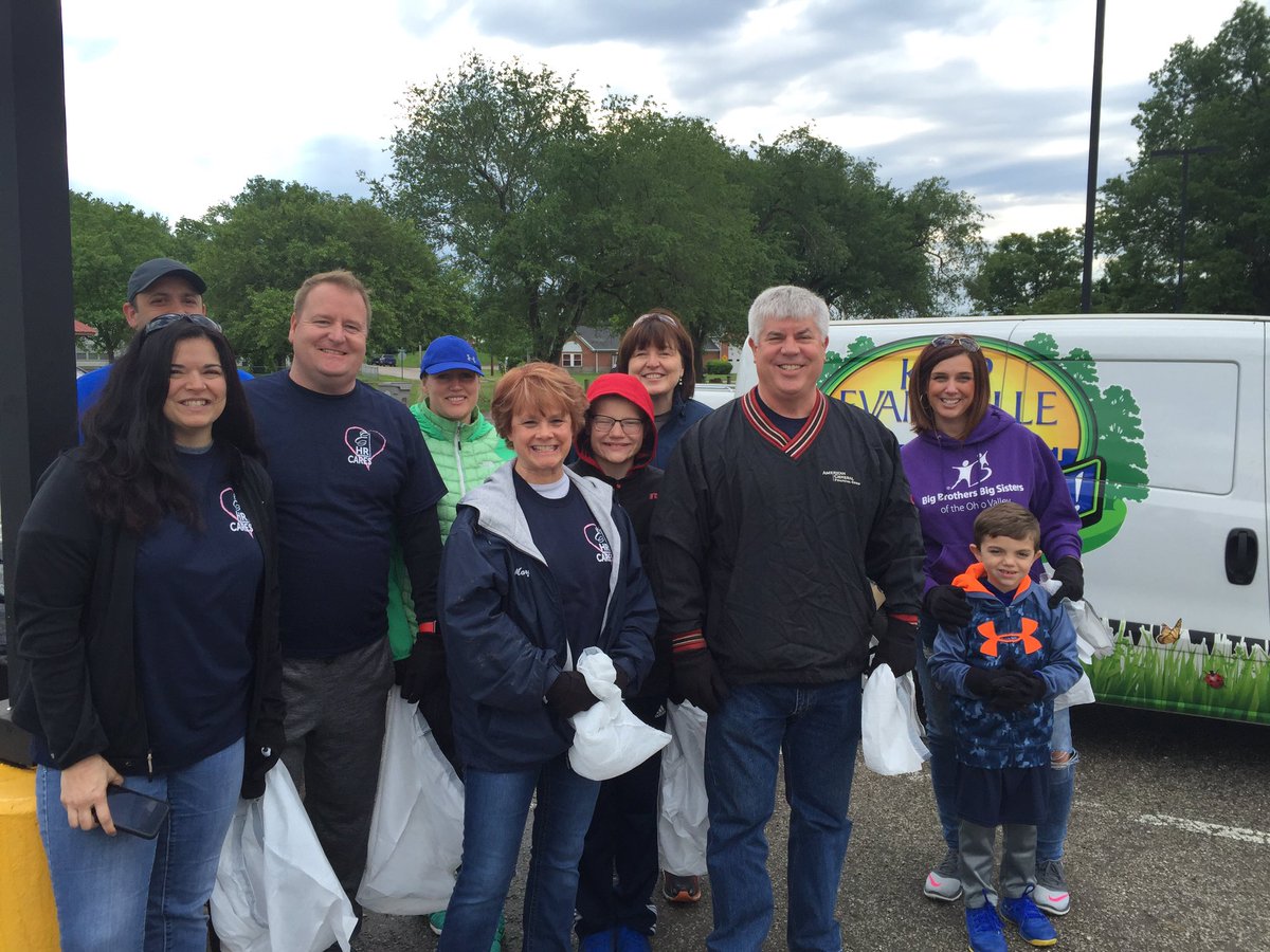 MayorWinnecke's tweet photo. Thanks to all of the volunteers who helped with our litter clean-up today in the Howell Park area! #StrongCity #HoosierMayor https://t.co/vp18dzwWpO