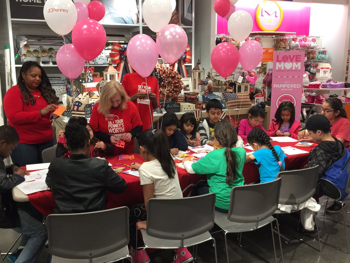 JcpenneyQueens's tweet photo. whats happening today at @JcpenneyQueens ? We are celebrating mom and making her fun presents!!! Having a blast 😊❤💝❤💝#lovemom #jcpenney https://t.co/9JXUN82zFY