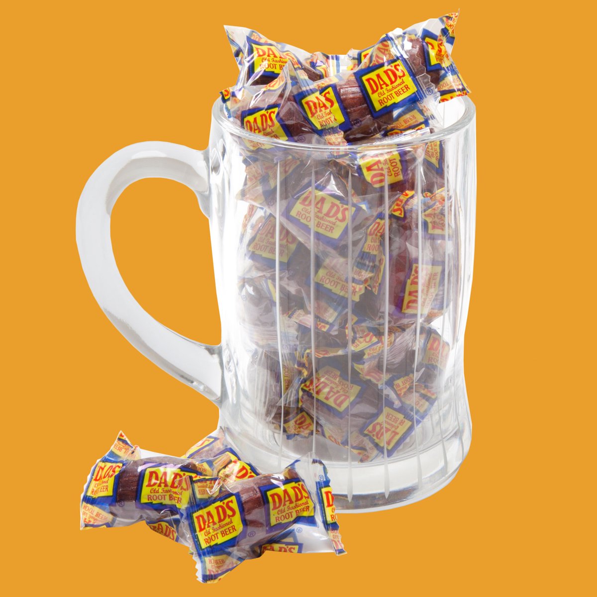 EconomyCandy's tweet photo. Cheers! 🍻 #nationalbeverageday #beverageday #beverage #adultbeverage #beer #rootbeer #dadsrootbeerbarrels #rootbeerbarrels #saturdaysips https://t.co/TAg4J1aMJT