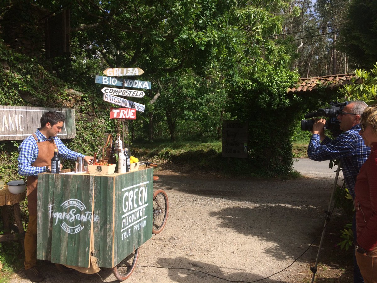 DIEGOMOSQUERAM's tweet photo. Hoxe amosamos o  proxecto @greenmixology a @crtvg no @o_santiso #organiccocktails #ecogin #ecovodka #truepremiun https://t.co/OZ6YF6mJe0