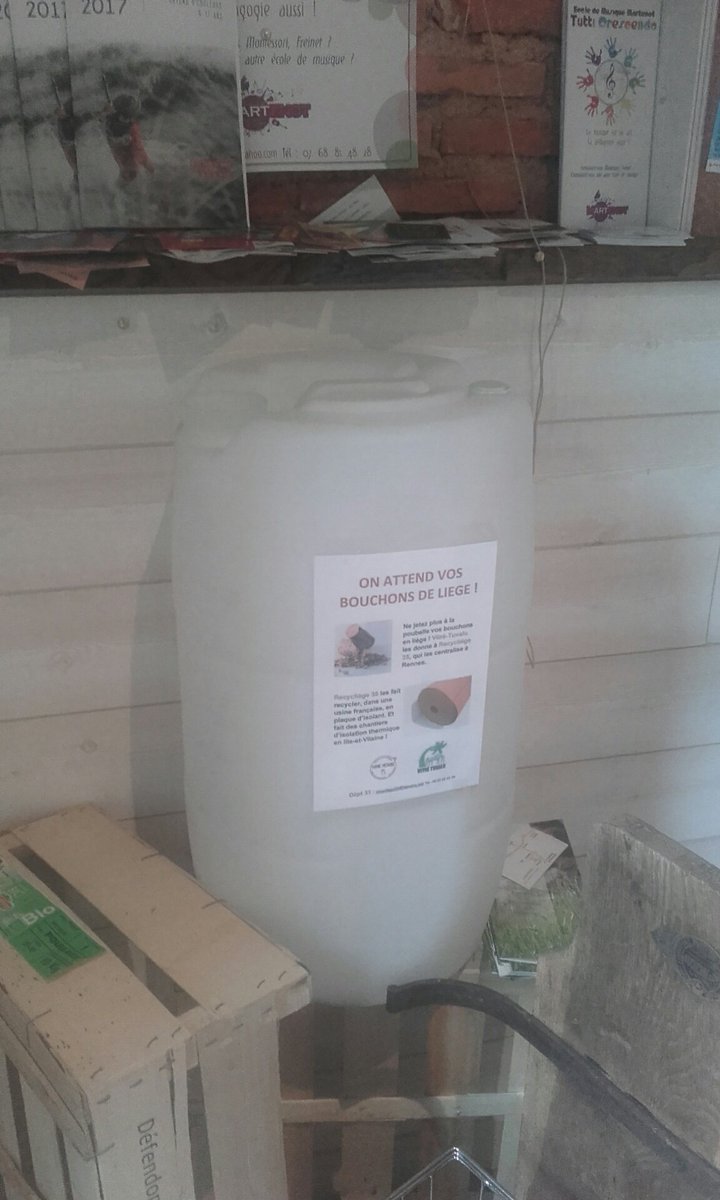 Merci au magasin <a href="/MamieMesure/">Mamie Mesure</a> pour nous aider à collecter les bouchons de liège à #Vitré. C'est ensuite transformé en isolant. CQFD