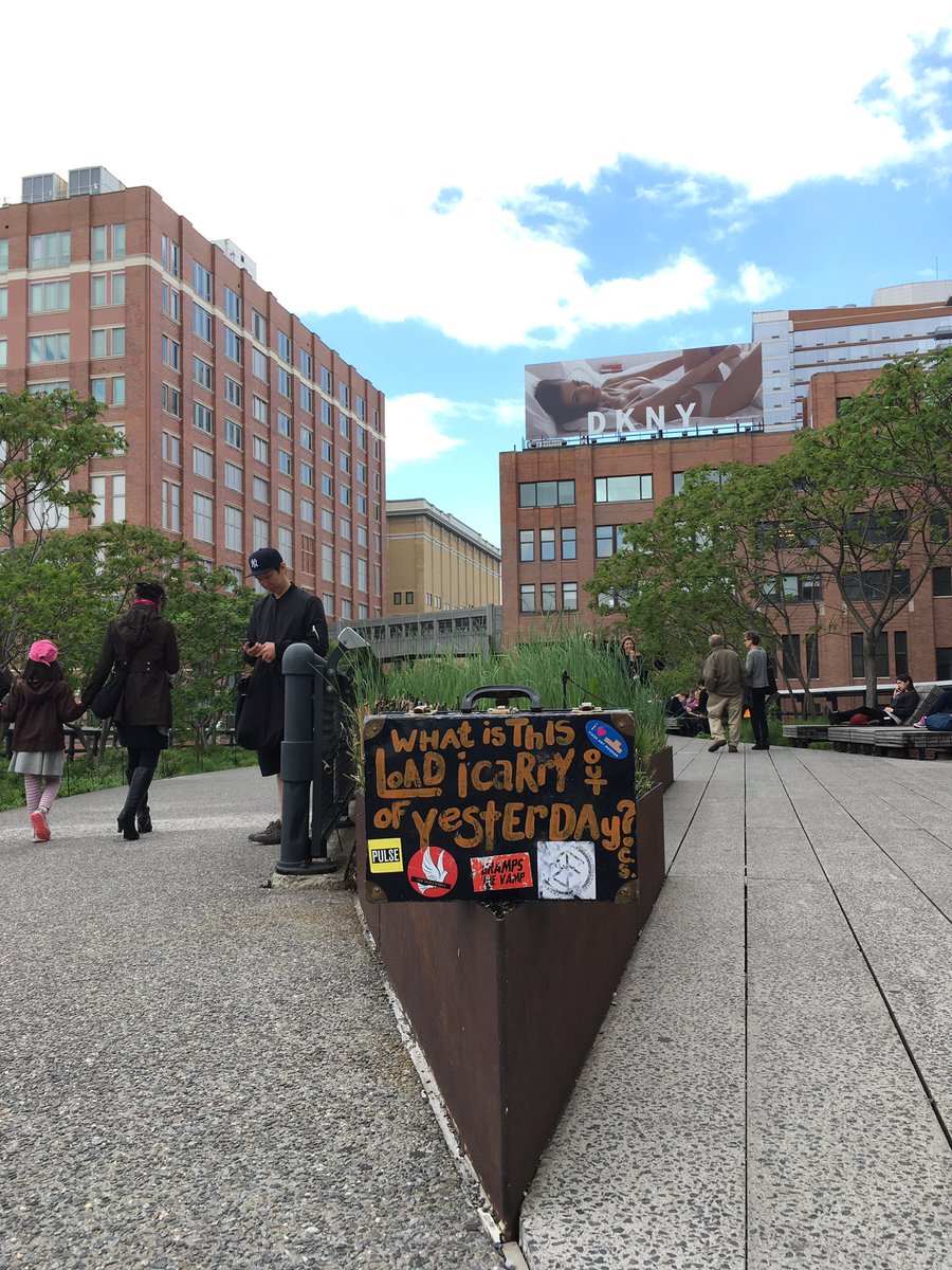 daria_sandburg's tweet photo. spent some time #checkinit on the @HighLineArtnyc this morning pre @superfine_fair @boxheart
beautyfull day in #nyc
stop by & #leaveitlie https://t.co/G3ye3ANMjm
