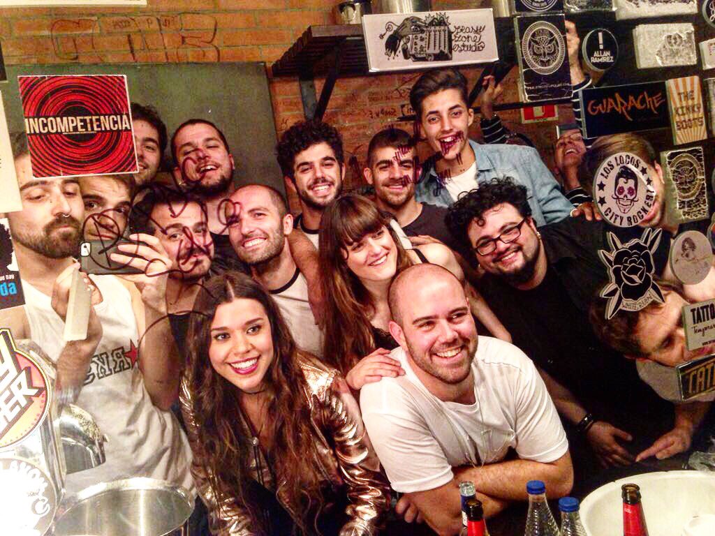 Així de feliços acabàvem ahir el nostre concert amb els <a href="/Maiagrup/">Màia</a>, va ser un esclat de bona música i bona energia!

#jarks #maia