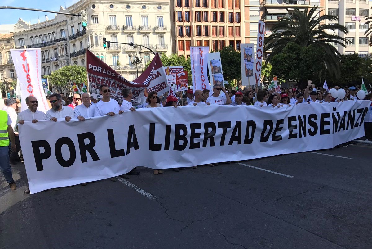 levante_emv's tweet photo. Miles de personas claman en València contra la supresión de aulas en la escuela concertada https://t.co/AcRkg4KZUw https://t.co/j155Hm5xlN