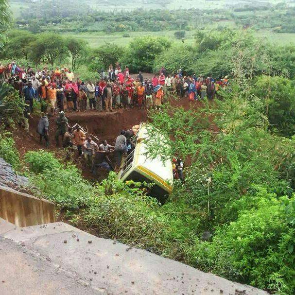 Vicpartel's tweet photo. Tragedy strikes as 27 students killed after bus loses control, crashes https://t.co/u4obkYQnJm by #citizentvkenya via @c0nvey https://t.co/CReMrAUTdG