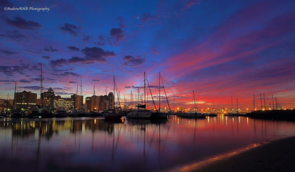 Stunning dawn this morning in Durban!

📷: AndrewRHB Photography #durban #5stardurban #sunrise #dawn #gottaluvkzn #travel #southafrica