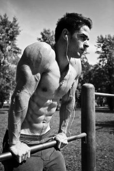 MotivationNGoal's tweet photo. Toute l'année ils ne vont comprendront pas et vous critiqueront, mais cet été, votre corps, ils l’envieront. https://t.co/ardf6Im8lb