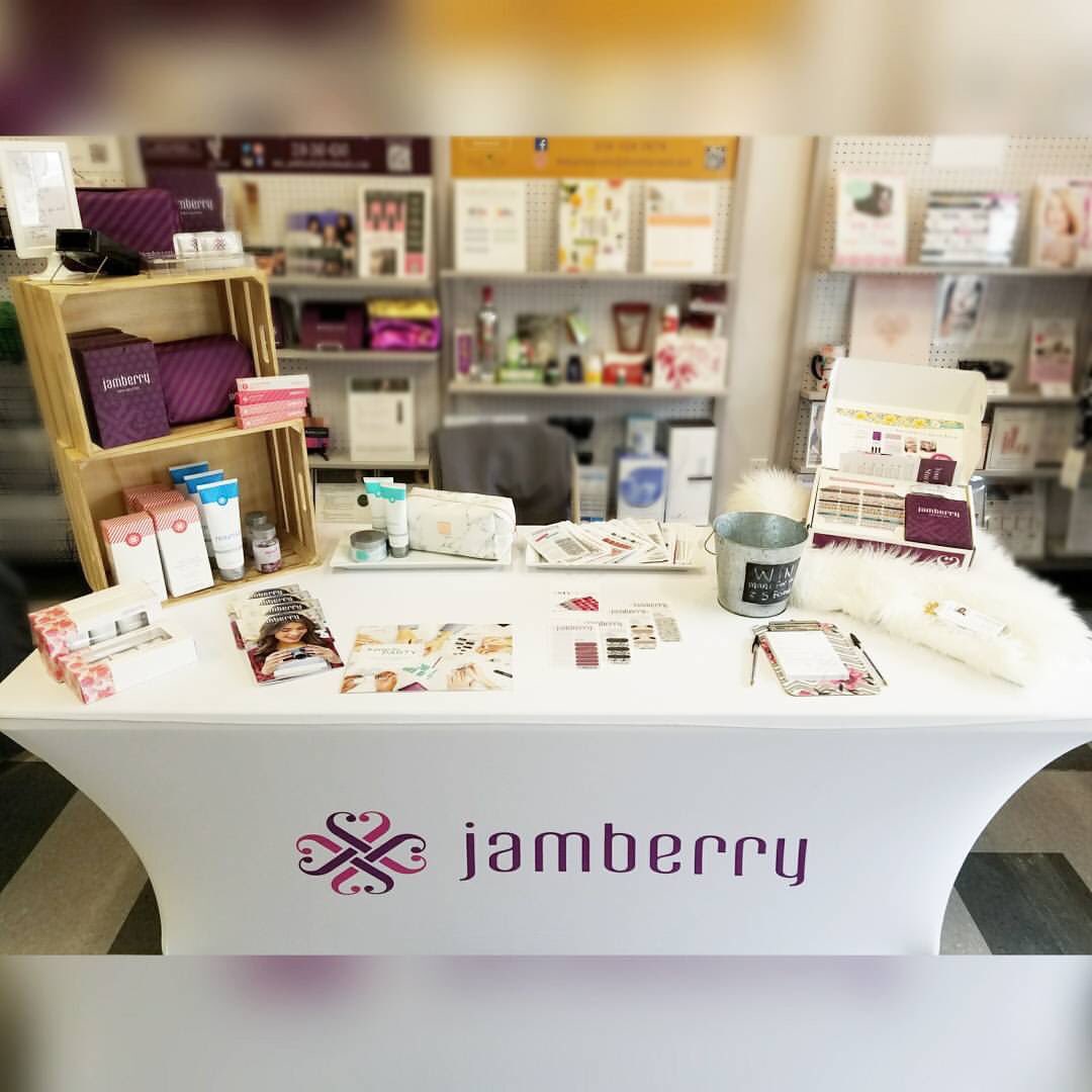 ohsnapletswrap's tweet image. My Saturday ♡ meeting new people!!! Eeeep!!
...also, help: what would make my table better? I need to paint my crates ...what else?!