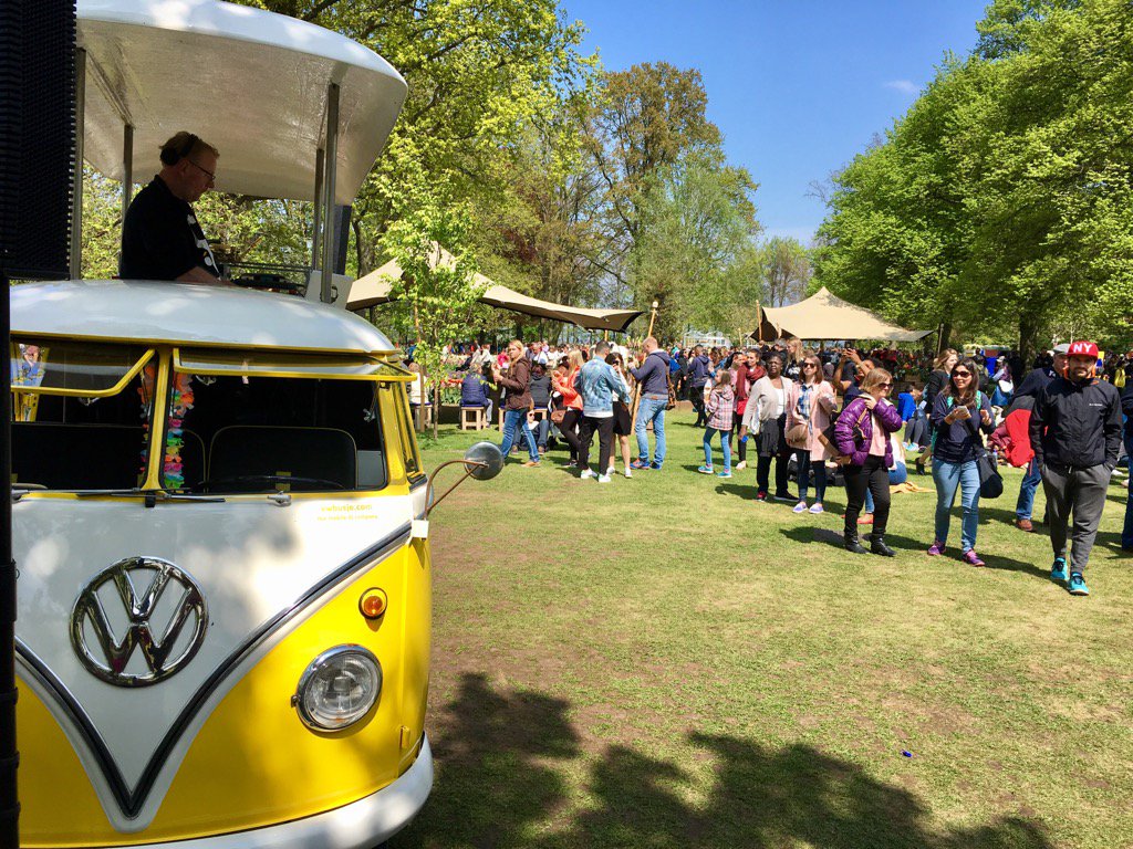 Ahhhhh heerlijk tis weer begonnen #buitenspelen #sunshine #flowers #happypeople  <a href="/VW_Busje/">VW DJ Busje</a> <a href="/visitkeukenhof/">Keukenhof</a> #dj #sax