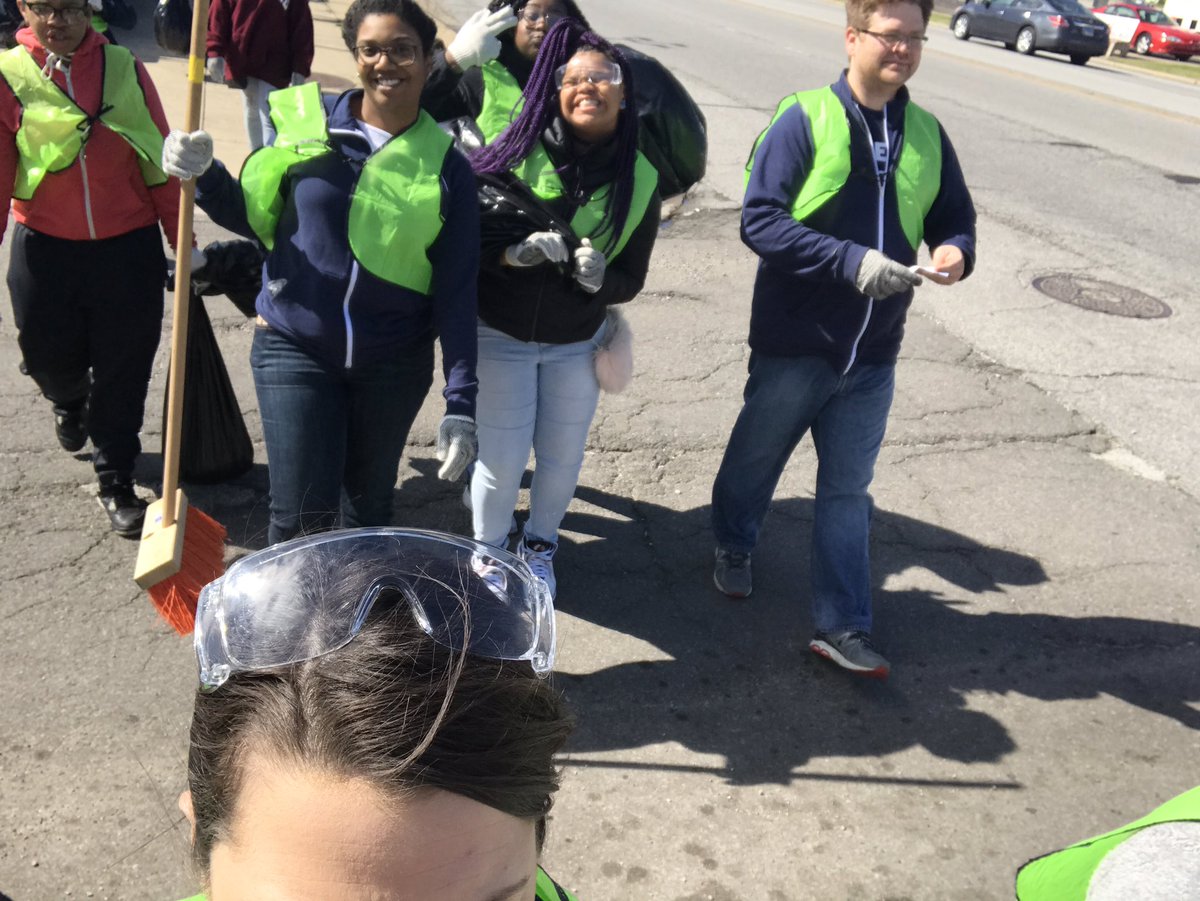 SteelCity219's tweet photo. Great day in #GaryIndiana at @TeamGaryIndiana #BlightBuster day! Our kids & staff putting in work to clean up our beautiful neighborhood! https://t.co/nViOJD1obI