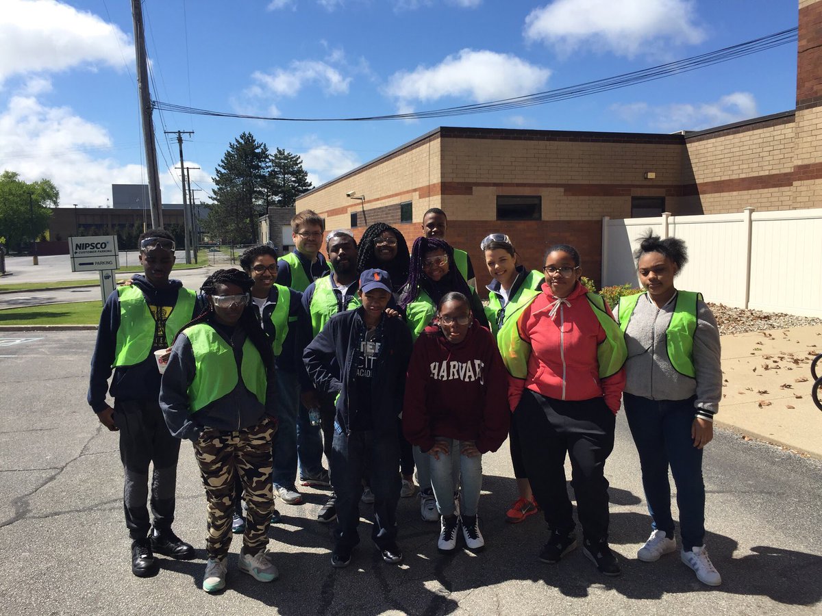 SteelCity219's tweet photo. Great day in #GaryIndiana at @TeamGaryIndiana #BlightBuster day! Our kids & staff putting in work to clean up our beautiful neighborhood! https://t.co/nViOJD1obI