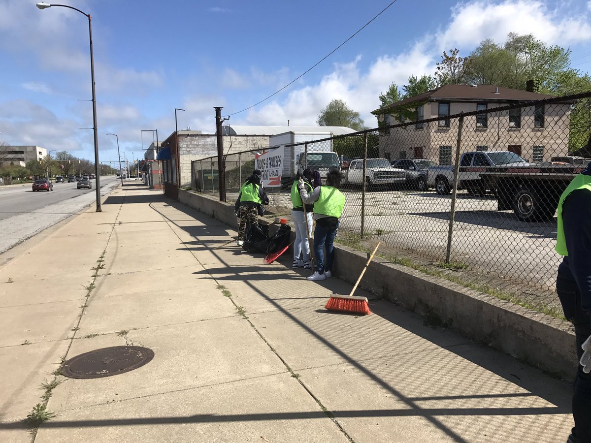 SteelCity219's tweet photo. Great day in #GaryIndiana at @TeamGaryIndiana #BlightBuster day! Our kids & staff putting in work to clean up our beautiful neighborhood! https://t.co/nViOJD1obI