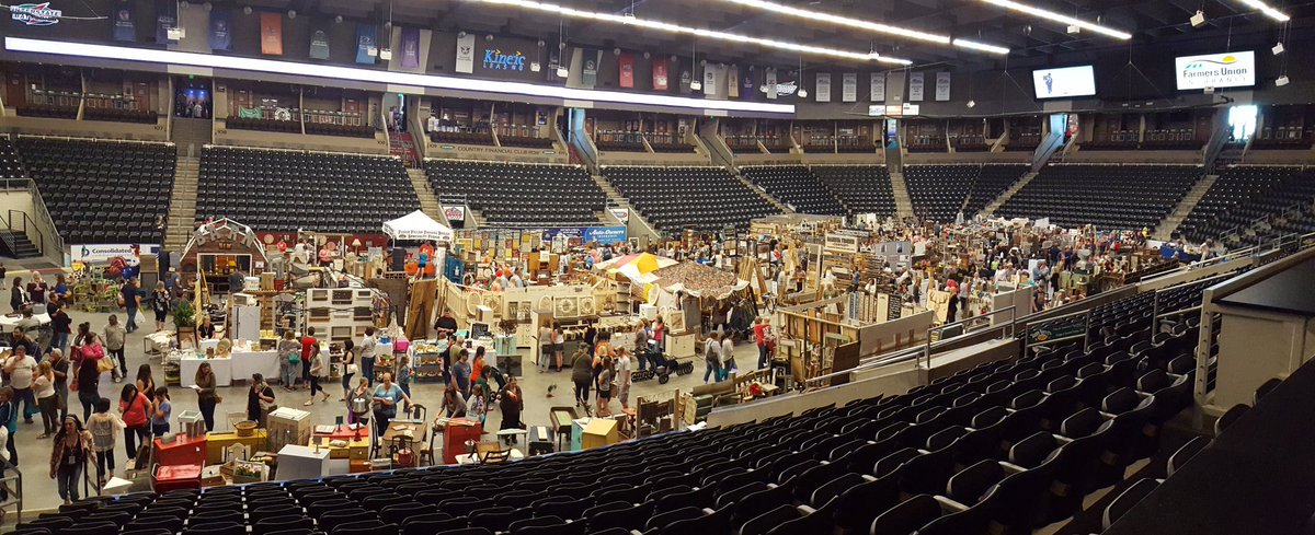 kristan717's tweet photo. #fargojunkmarket @iloveecochic 2017 https://t.co/V8nnZcPkUs