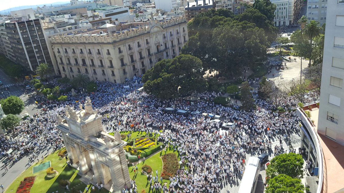 LDE271's tweet photo. Luego diréis que éramos 5 o 6!!! #LibertadDeEnseñanza27.1 https://t.co/aBWpJhc71N