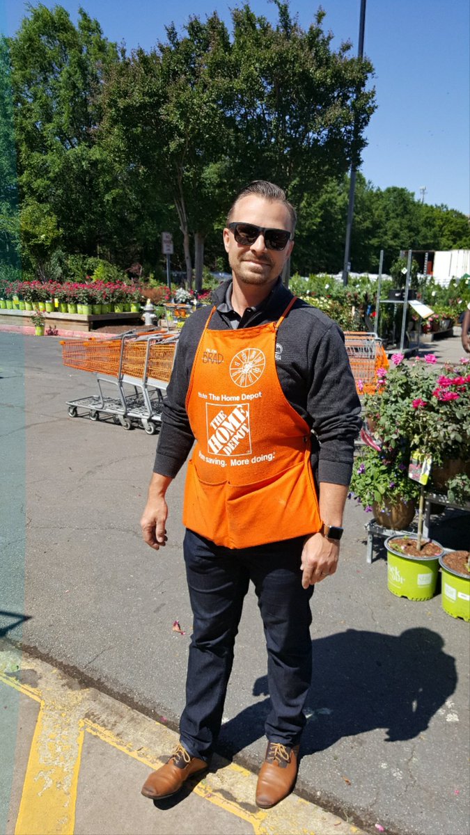 BRAD is helping customers at 121. Thanks for the support as always  <a href="/CherieVelez75/">Cherie Velez</a> <a href="/freddyplants/">Fplants</a> @ChrisBergHD