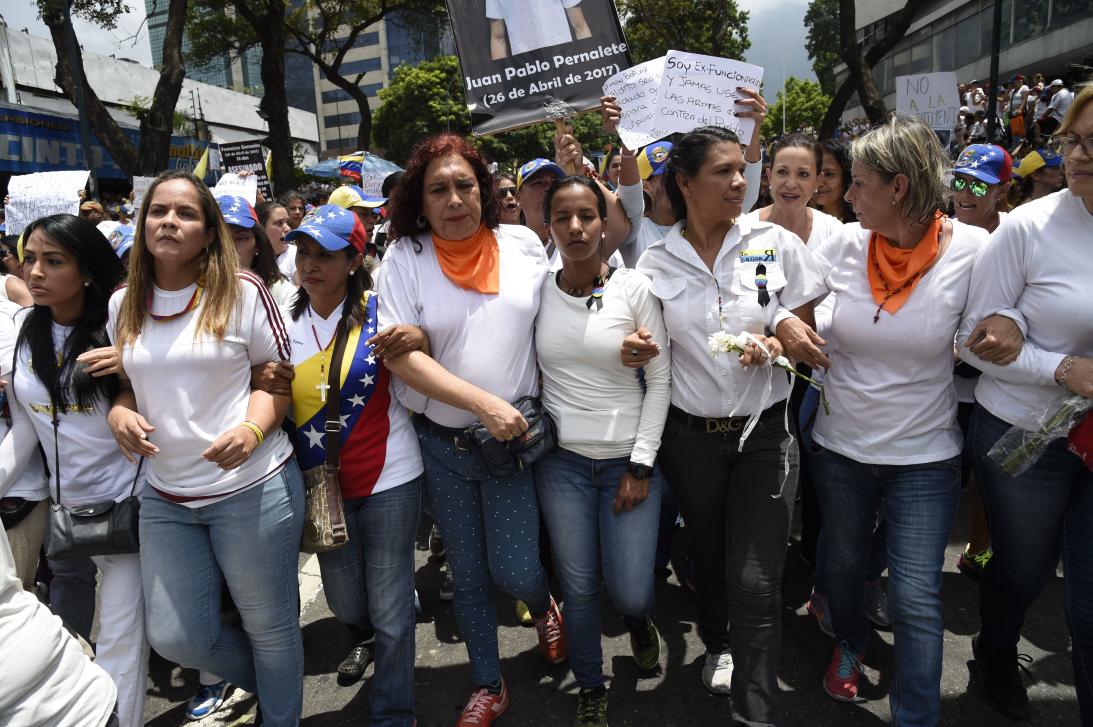 nmasunivision's tweet photo. Las mujeres marchan en #Venezuela contra la represión del gobierno de Nicolás Maduro: https://t.co/rkzEsI9Bdr https://t.co/jdLmVL6b1a