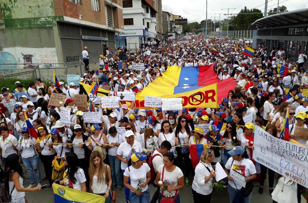 CarlosGarc1a's tweet photo. Nuestras aguerridas, valientes y nobles mujeres de Mérida en la calle resteadas, dando la cara por el país  #MujeresALaCallePorVzla https://t.co/HXRgF8SKT1