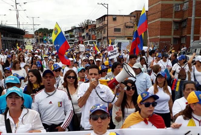 CarlosGarc1a's tweet photo. Nuestras aguerridas, valientes y nobles mujeres de Mérida en la calle resteadas, dando la cara por el país  #MujeresALaCallePorVzla https://t.co/HXRgF8SKT1