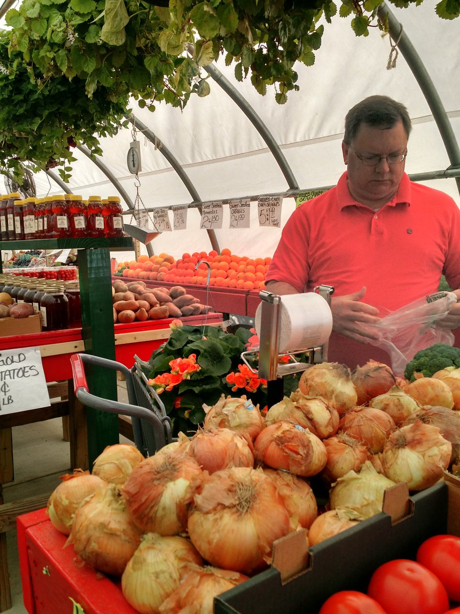 LGRutherford's tweet photo. Saturday morning shopping at Crystal & Rich's produce with husband @1966Timmy π #alwaysfuntimes #heismybestfriend #farmingtonssoulardmarket https://t.co/5nYK2HMieq