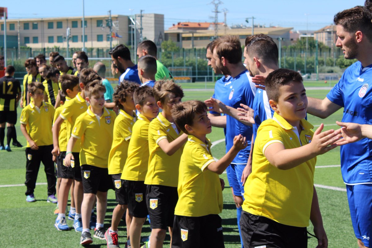 cdroda's tweet photo. Detallazo de los equipos del @cdroda y @CDACEROOFICIAL de preferente haciendo pasillo al Benjamin B que hoy se ha proclamado campeon de liga https://t.co/z0tkqzy6VO
