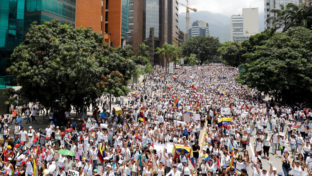 ne_tatarin's tweet photo. Women take to the streets of Caracas as Venezuela's political crisis deepens https://t.co/IbSLNJwUdV by #JoN_TM via @c0nvey https://t.co/Tne922wQiJ