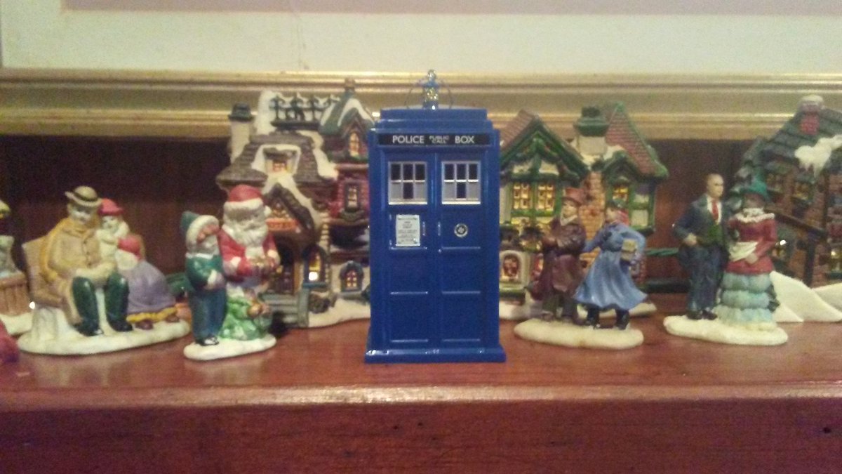 DinDaBoonies's tweet photo. Enjoying the new season of #DrWho ?
#TVSerialDInners presents #BlueBox Xmas special
Make proper English Xmas dinner. 2day @ 2 on @CTV_192 https://t.co/vOJ80oZXe7