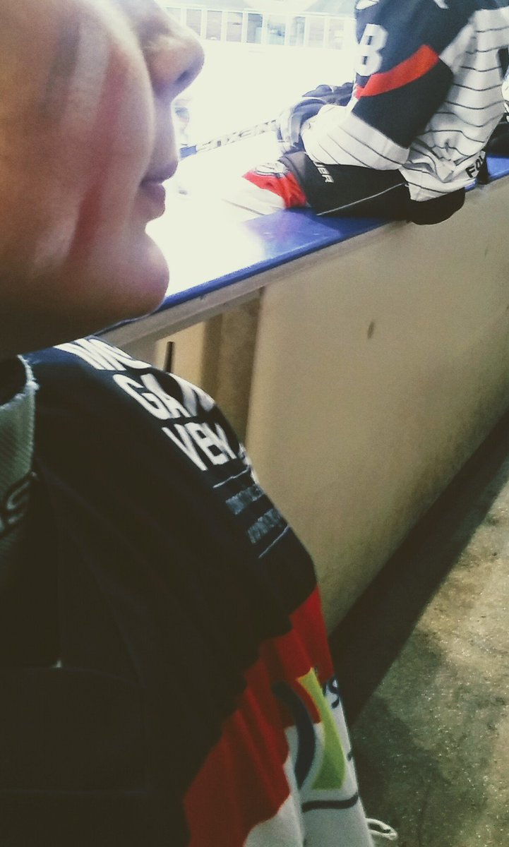 PapierBulle2's tweet photo. Mon #LittleDuc avec les bleus pendant son match c'est ça la #HockeyFamily #EnsemblePour2017 #WeCanBeHeroes #NORFRA #IIHFWorlds https://t.co/Ti9xzDU1wl