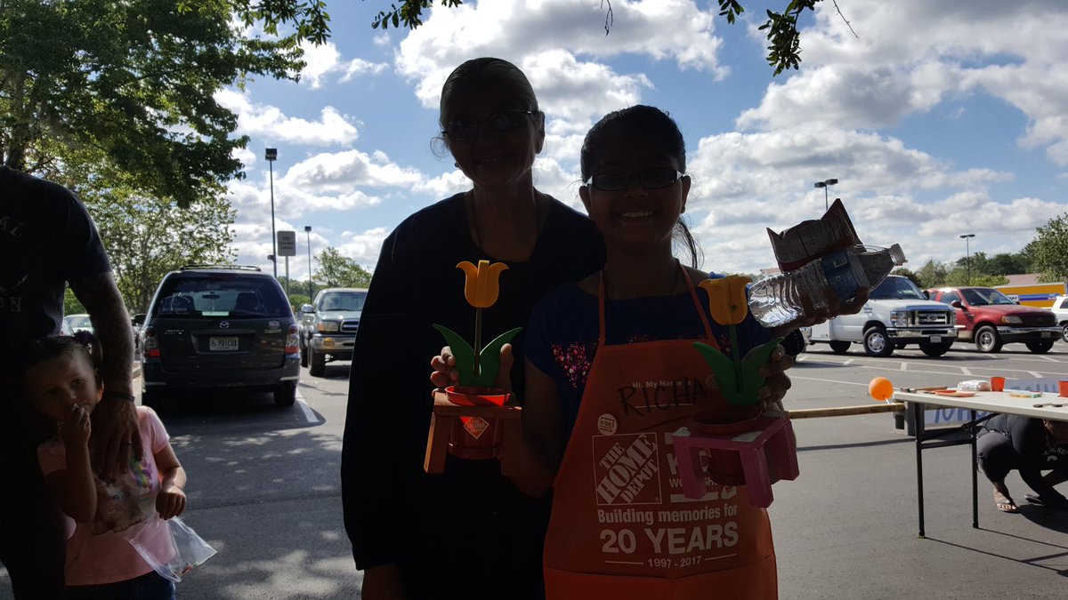 Munchie1173's tweet photo. #KidsWorkshop #FlowerPot #Store0122 #SaturdayFunday #TheHomeDepot https://t.co/WwgMeHJDwc