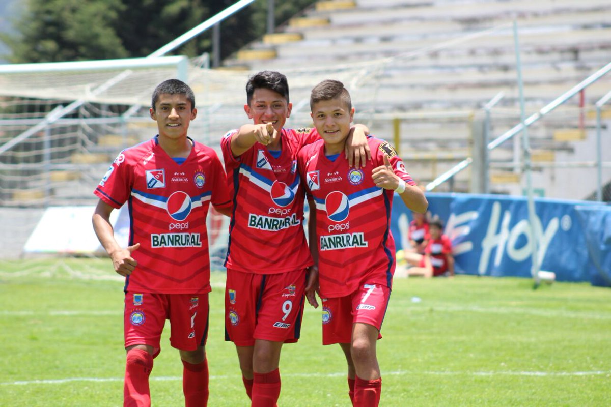 leonmartinez4's tweet photo. #Cortitas104. CLASIFICÓ La sub 17 de @Xelaju_Oficial está en semifinales ganó  con un global de 7 a 2 a Cobán. #FELICITACIONES MUCHACHOS. https://t.co/tgiiiHcJSq