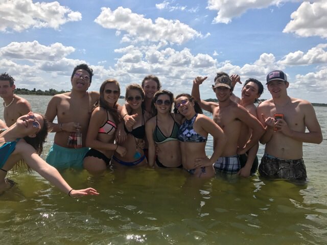 darian_rachelle's tweet photo. There's something about childhood friends you can't replace. #throwback #wegraduatesoon https://t.co/prQMZRCoEe