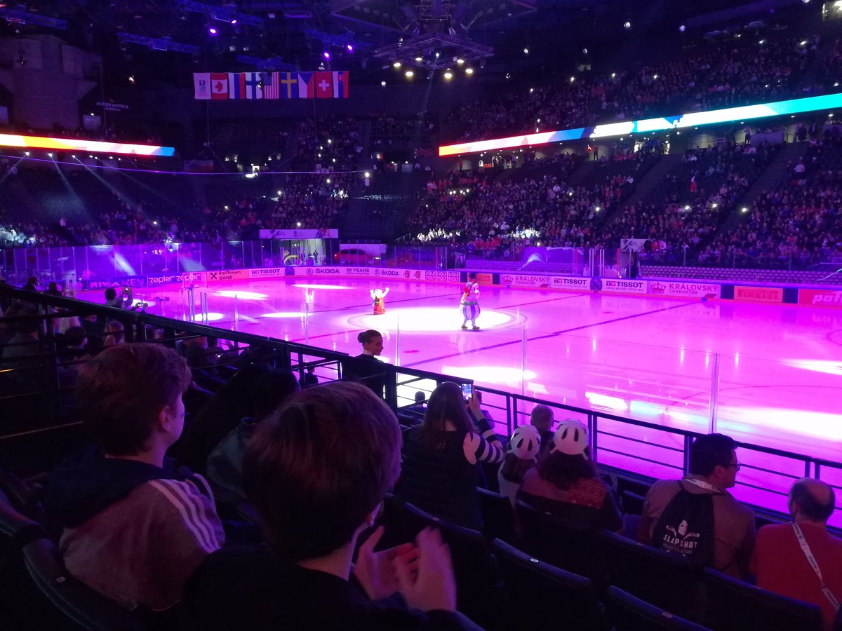 Astérisque et Obelix comme parrains du Championnat du monde de Hockey. Il dit qu'il voit pas le rapport ! #Bercy