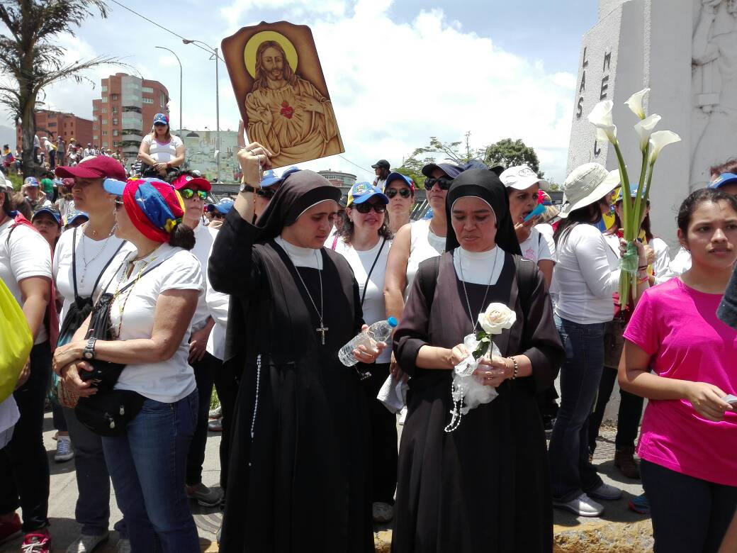 AnonymousVene10's tweet image. En IMÁGENES l Monjas marchan en contra de Maduro #6May

#TeamVene10