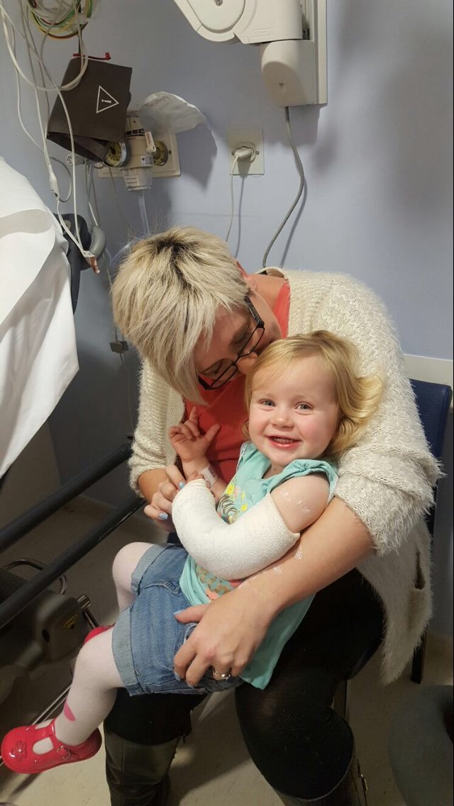Burtz5's tweet photo. My girls broken arm she got her mum @Jenny_Morgz https://t.co/cCwKY6jhRt
