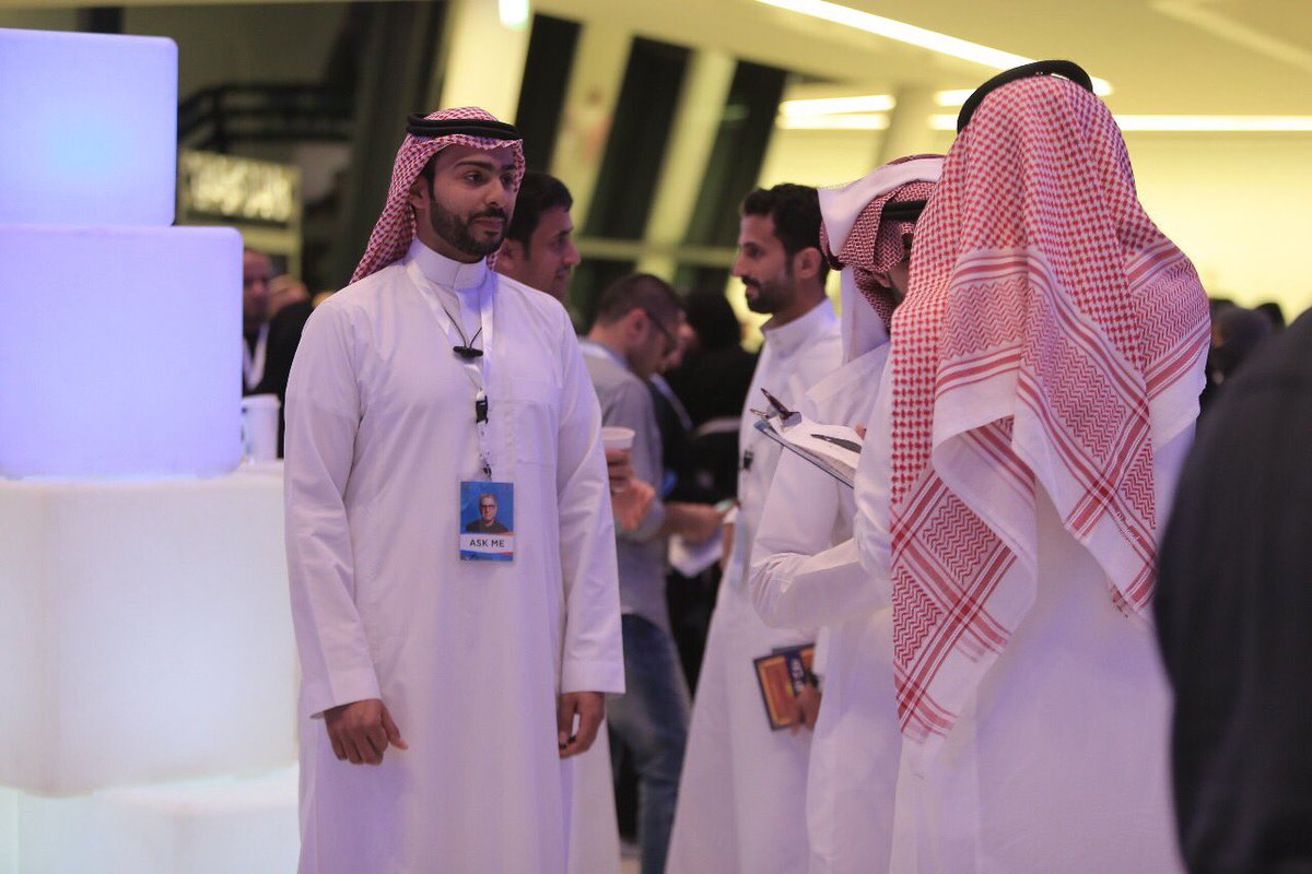 TimeEntSA's tweet photo. بعد انتهاء ندوة "مستقبل صحي وناجح"، السيد شوبرا يقوم بالتوقيع على كتبه والتقاط الصور مع الحضور. #Deepakinsaudi https://t.co/8Dr8I9gLjI