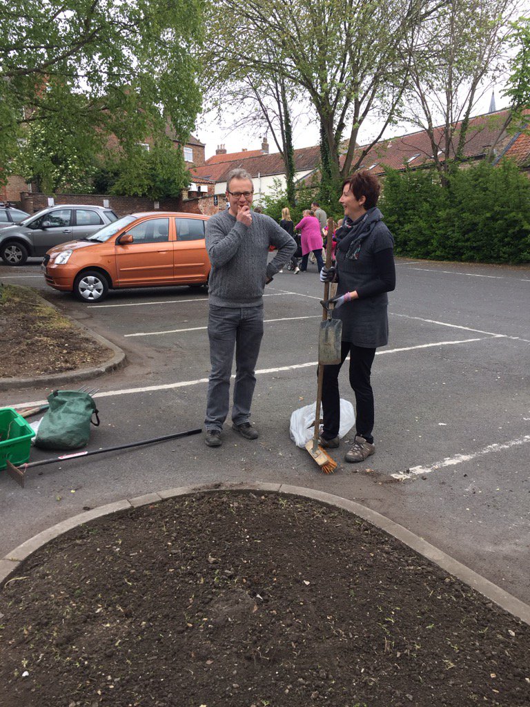 U can see who does work &amp; one who thinks about work!!!! Thank u  Sarah &amp; Garry from <a href="/MaltonInBloom/">Malton in Bloom</a> @MaltonTidyUp
