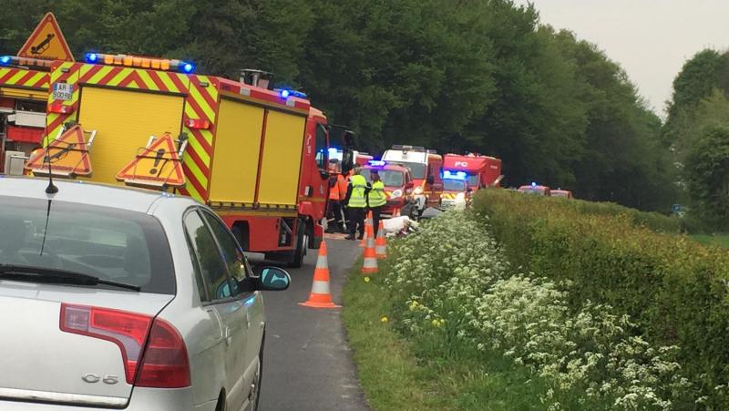 SirenesFR's tweet photo. 🇫🇷 FLASH
Cinq personnes, dont 2 enfants, tuées dans une collision frontale à #Radinghem (62). 1 enfant grièvement blessé. (La Voix du Nord) https://t.co/0er47fJHiU