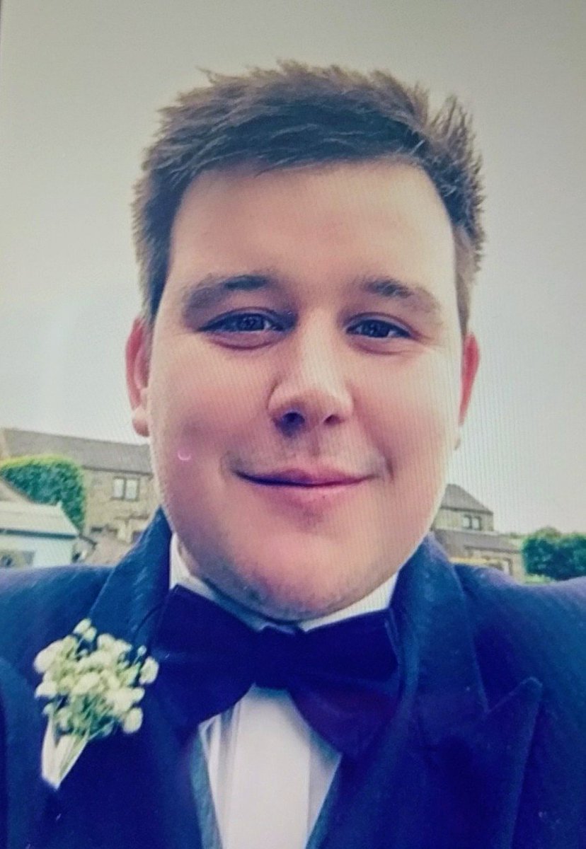 MunchGenius's tweet photo. Best looking bloke at this wedding
#modest
#awesome https://t.co/Xd7JwA8bJF