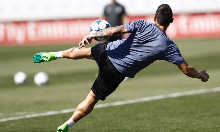 Col_Footballers's tweet photo. El golazo de James en entrenamiento Madrid: https://t.co/8qhY24O4TG  #CF #JamesRodriguez #RealMadrid #Colombia https://t.co/5KE4zBzkxg