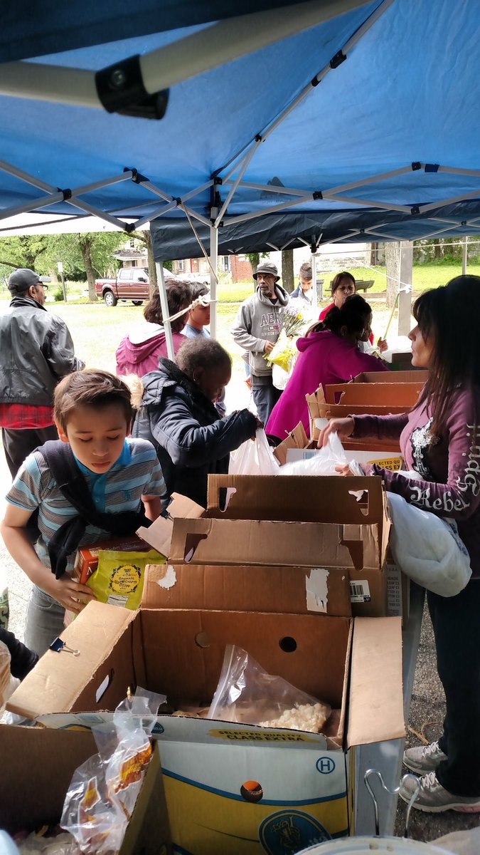 melaniet42's tweet photo. Oh the bounty! Thank you @celmanna731 for helping us provide food in Park Heights! #baltimore #outreach https://t.co/VMBKN5RCxL