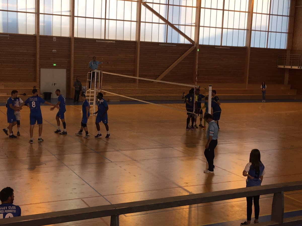 AlexGRENOT's tweet photo. #Nat2 #volleyball Présents av @didierquentin au dernier match de la saison de l'Union RoyanSaintesOcean!la "mutualisation sportive"=succès! https://t.co/WCZzfpcQW1