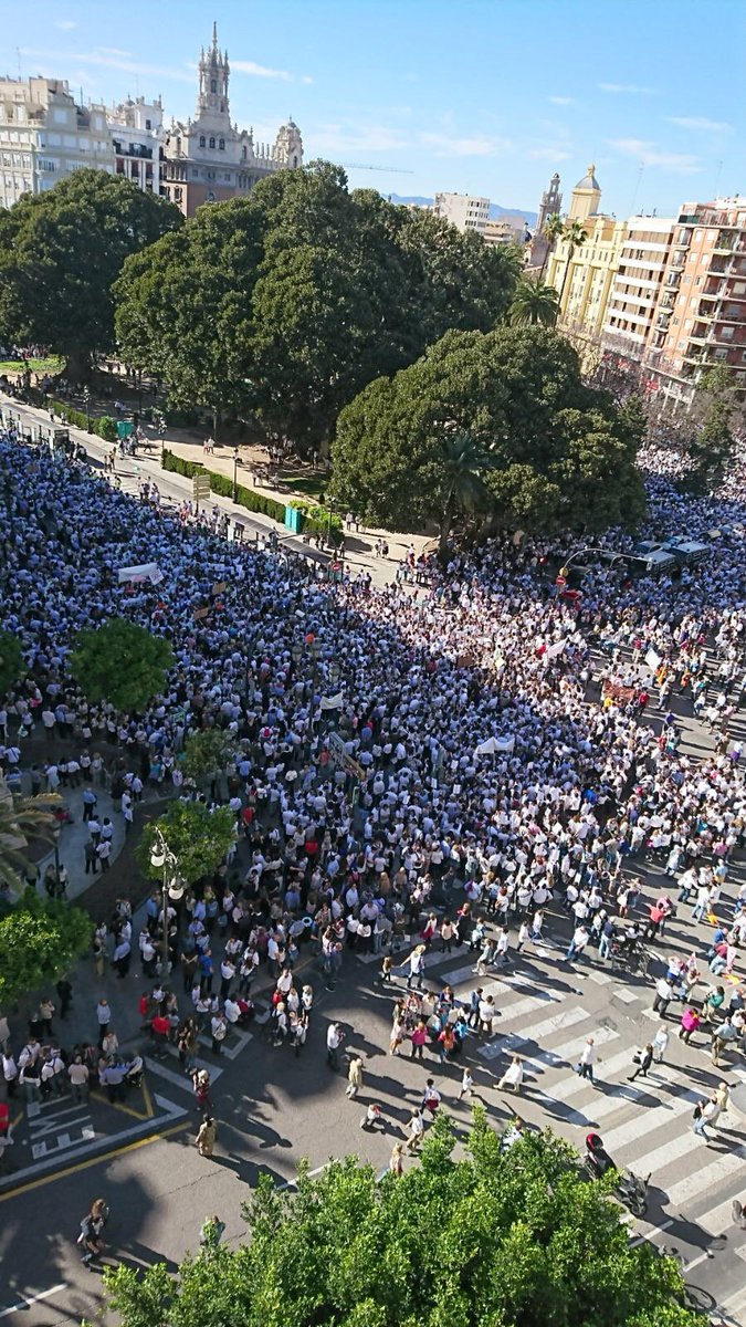 colegio_argos's tweet photo. Impresionantes imágenes.... ¡y esto es solo el comienzo para recuperar nuestras aulas! #Argoslucha https://t.co/FUbHasqzrs