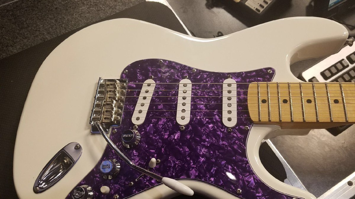 Gearsecure's tweet image. Getting reports that this guitar is being shopped in Chicago as a @Fender "American Elite." It clearly isn't. Beware #endgeartheft