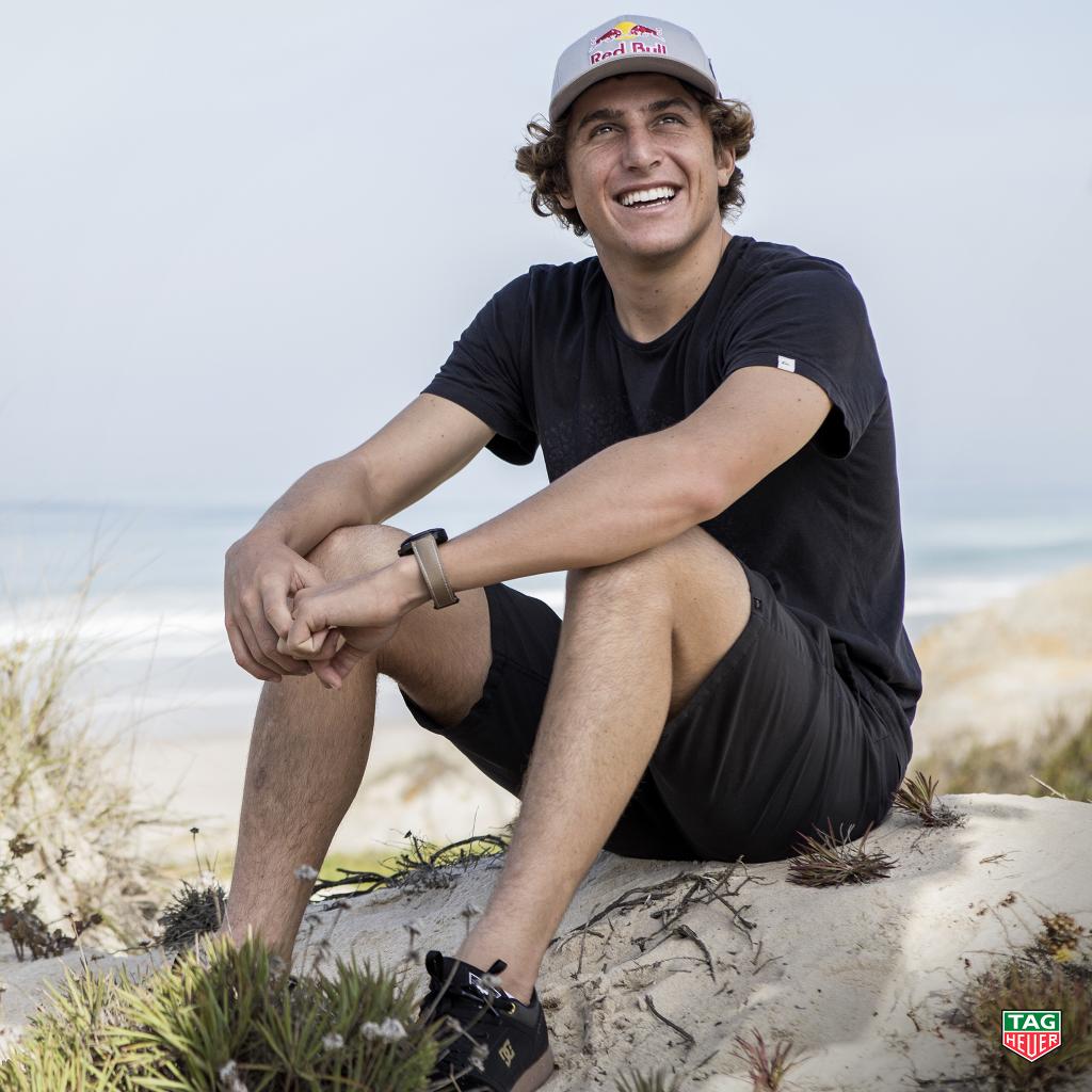 Rocking his TAG Heuer Aquaracer Calibre 5 Sand, @fioravantil tackles the waves head on and makes it look easy!