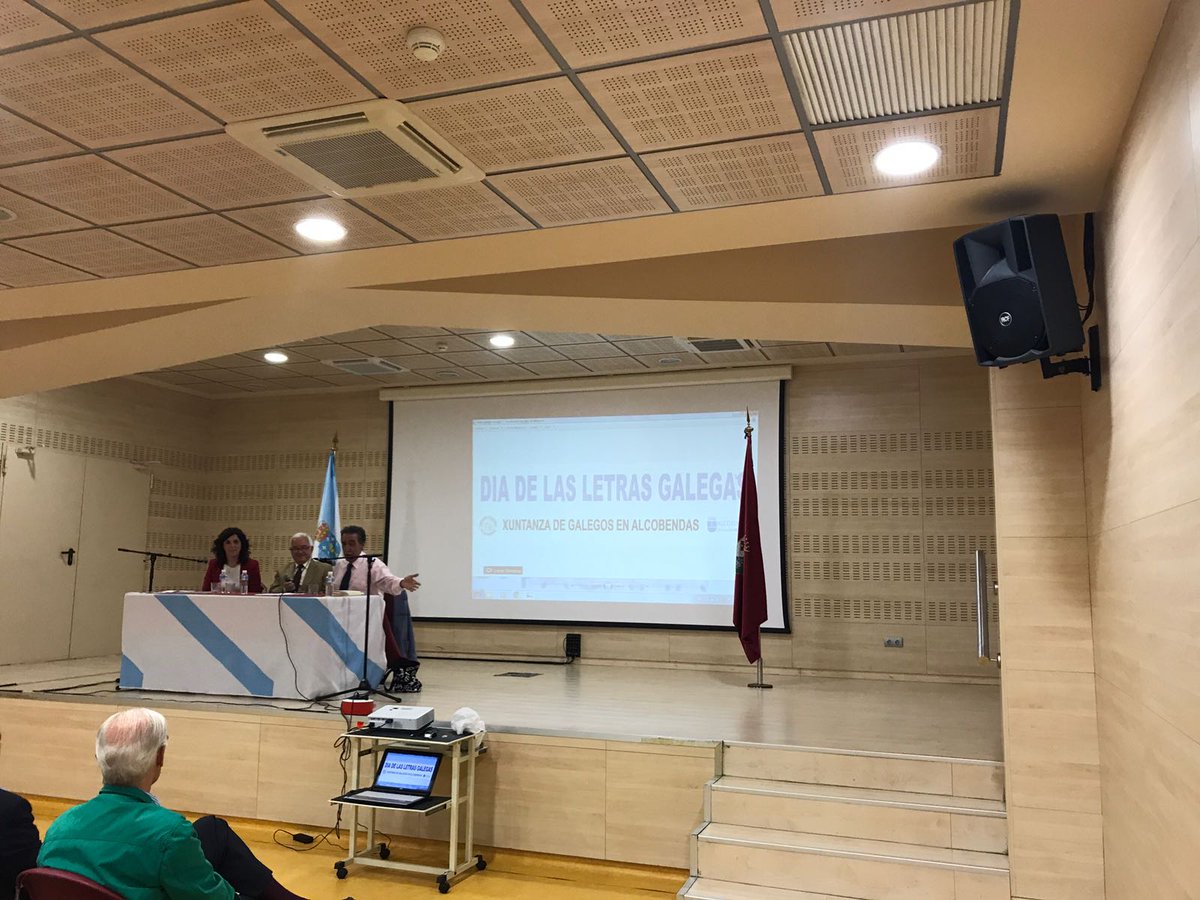 Disfrutando de la conferencia impartida por Vicente Aragua con motivo del Día de las Letras Galegas <a href="/xuntanza_alcb/">Xuntanza Alcobendas</a> #Alcobendas
